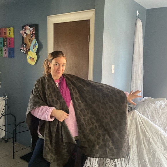 WOOLWRICH ONE SIZE Shaw leopard sweater kimono BROWN BLACK very cute wrap scarf - Picture 2 of 8